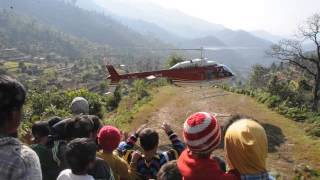 preview picture of video 'En helikopter letter fra en helipad i Samari, Nepal'