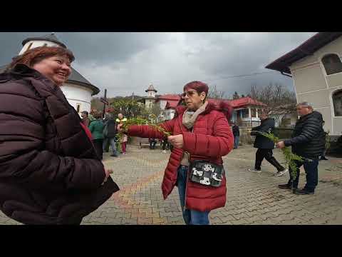 Atmosfera de Florii din curtea Manastirii Crasna!