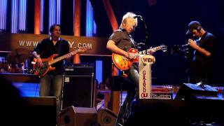 Steve Holy playing "Love don't run" at the Grand Ole Opry in Nashville TN