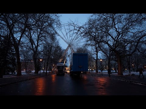 Pörög a munka, így bontják a 33 méter magas óriáskereket a Széchenyi téren