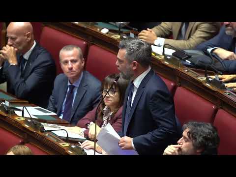 Ricciardi inchioda Meloni in Aula: “Ma cosa festeggia? Ipocrita!"