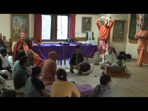 VP KKS 2016 06 - Small boy leading kirtan, 26.04.2016