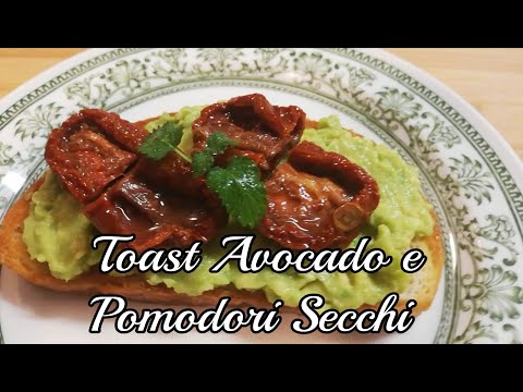 Toast di Avocado e Pomodori Secchi .. Il gusto ci guadagna .. I 💓 Avocado . Toast ricco di nutrienti