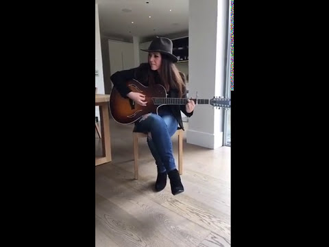 Sandi Thom performs Tightrope acoustically for PANDAS!