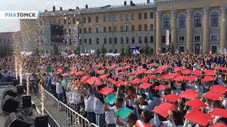 Весело, задорно: томские студенты провели танцевальный флешмоб