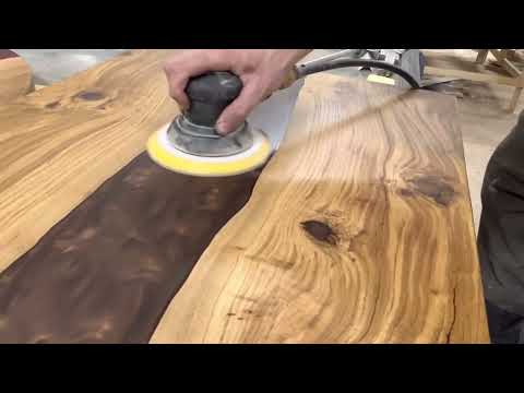 Endgültiges Polieren von Epoxidharz - Handgefertigter Massivholztisch mit Epoxidharz - Wien (AT)