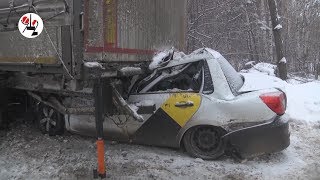 Такси смертоносно забилась под стоячую фуру