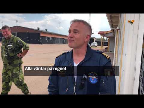 Han flyger vatten in i bränderna