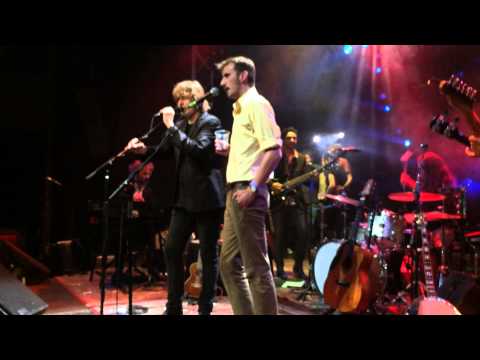 Nacho Vegas, Pablo Und Destruktion y el Coro de Ladinamo y el Patio Maravillas