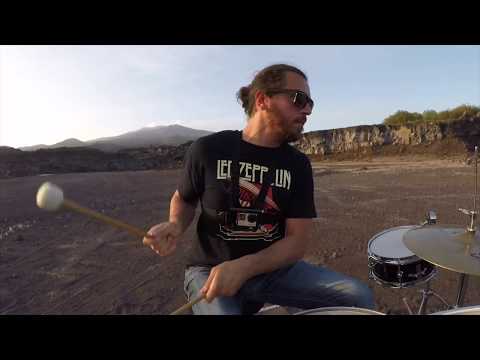 Suonare Unniedderè Project - Flaviano Pennisi nella Cava Asero (Etna)