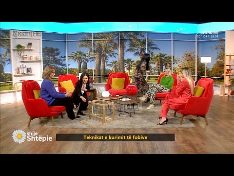 Gjarpri del nga kafazi, Katerina ia fut vrapit në studio duke bërtitur