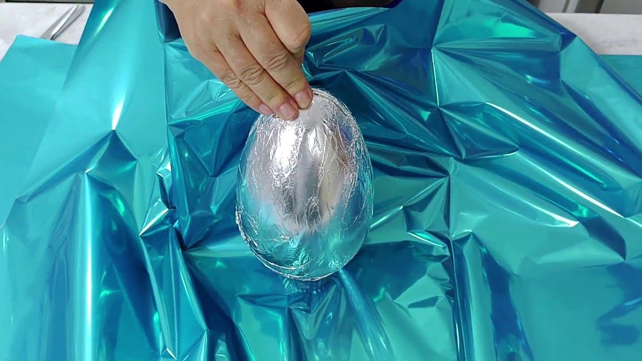 Embalando Ovos de Páscoa Para Entregar ao Cliente