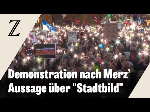 Menschen protestieren in Berlin für Abgrenzung zur AfD