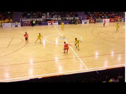 Buena jugada de Burela y el tiro de Matamoros se va al palo!!