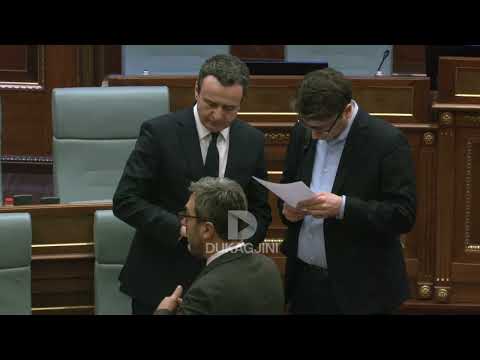 Deputet apo kryeministër? Albin Kurti “harron” cilën pozitë e ka. Hutohet kur shkon te administrata
