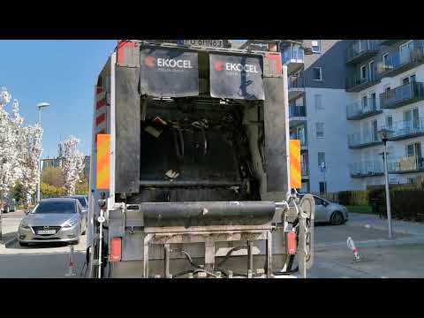 Olbrzymia śmieciarka podczas pracy