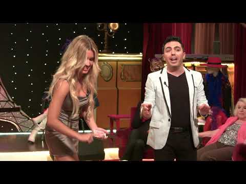 Lidia Ferrer y su single Soltera adivina en un truco de magia con cartas con el mago Albert Llorens