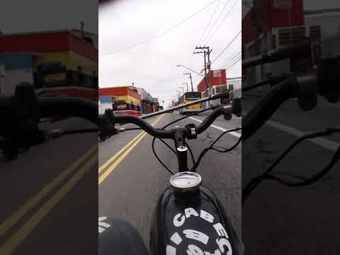 Bicicleta motorizada indo para o trabalho