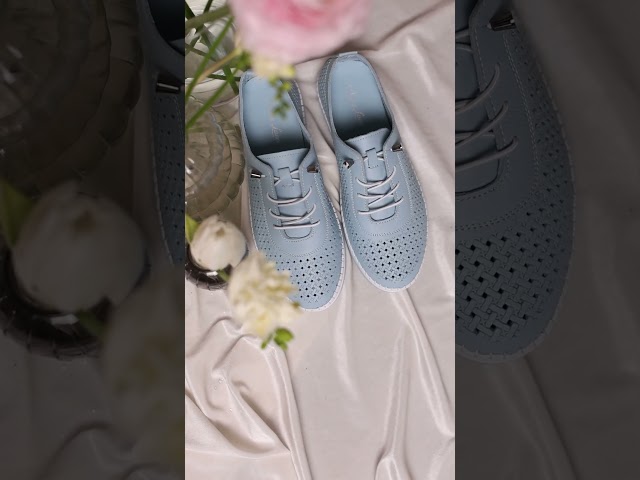 Чоботи жіночі шкіряні байка хутро 592641 Чорний Кеди жіночі шкіряні перфорація 594311 Блакитні