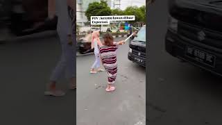 Download lagu Emak-emak Berantem Lucu Gak Jadi Perang Dunia! | Funny Mom Fight with a Hilarious Twist! mp3