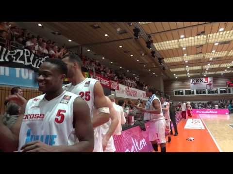 s.Oliver Baskets Würzburg - Phoenix Hagen / 04.02.2012 / Abklatschen mit den Spielern