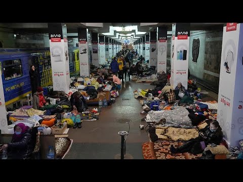 شاهد محطات مترو الأنفاق تتحول إلى منازل لسكان خاركيف الأوكرانية جراء القصف الروسي المتواصل