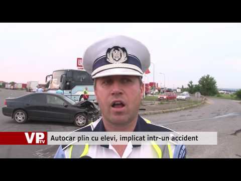 Autocar plin cu elevi, implicat într-un accident