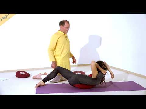 Ein-Fuß-hinter-Kopf-Stellung im Liegen - Yoga Asana Lexikon