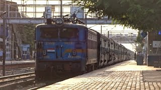 preview picture of video 'Packed Over Its Capacity SEEMANCHAL Express Slowly Crosses Phaphund | Indian Railways'