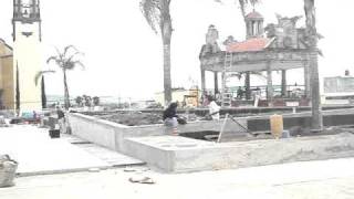 preview picture of video 'Tumbando palmas en El Salto Jalisco - Remodelacion de la plaza 2010'