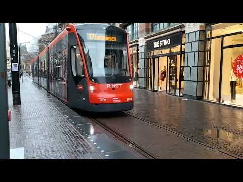 HTM Zwarte Avenio komt aan op Halte Gravenstraat als Tram 17 naar Wateringen!