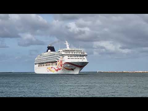 Thumbnail for Norwegian Sun cruise ship entering the channel #1