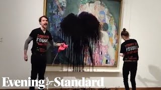 Wien: Umweltschützer übergossen Gustav Klimts Meisterwerk mit schwarzer Flüssigkeit
