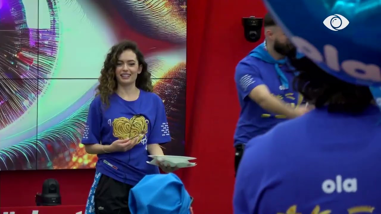 Livia dha Marko u prezantojnë banorëve pjatën e tyre me makarona