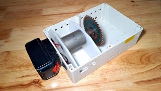 DIY. Mini Table Saw uses drill battery