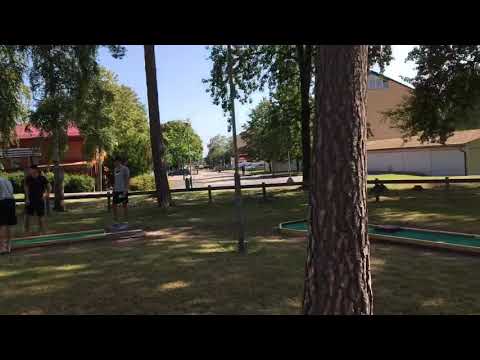 Herrarna laddar med minigolf