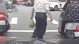 等紅燈被蒲瓜砸頭，這算一種好彩頭嗎？