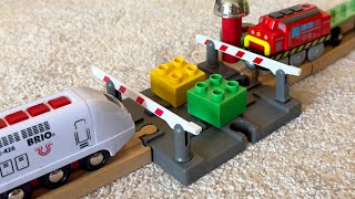 Farben lernen | Spielzeug aus Holz von Brio & Co für Kinder | Züge Holzschienen Fahrzeuge