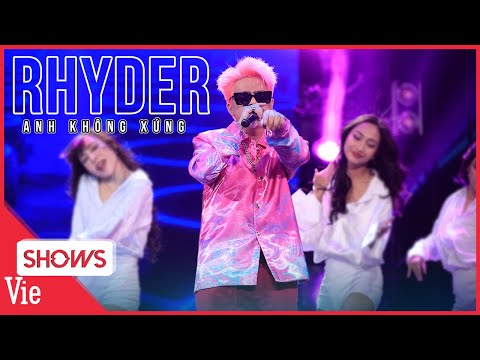 Rhyder diện cả cây hồng trình diễn bài nhạc rap Anh Không Xứng chung kết RAP VIỆT MÙA 3