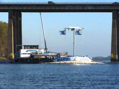 Vorbeifahrt Binnenschiff Marwi GMS 04020090 zu Berg auf der Hunte bei der Autobahnbrücke A29