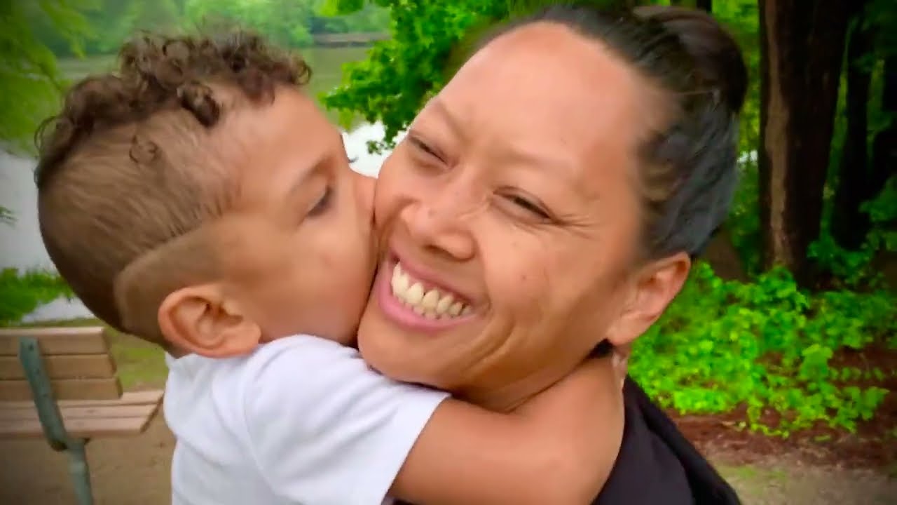 Baby Kissing Mommy - 1563