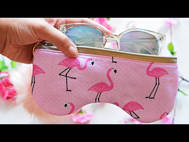 Vídeo relacionado con Funda de Gafas para LLevar en el Cinturón. Con Cierre de Botón. Hecho Artesanalmente en España. Incluye Funda de tela, 2 Gamuzas de Limpieza y Bote para Líquido de Limpieza de Gafas. (Marrón Cuero)