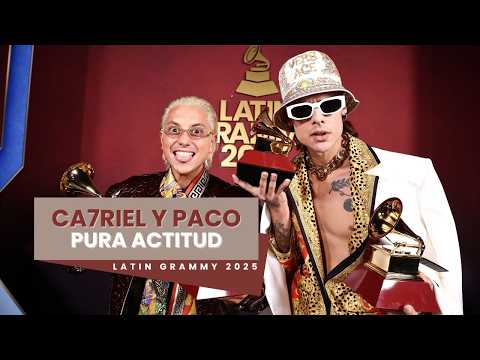 Ca7riel y Paco Amoroso se besan en los premios Gardel