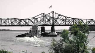 preview picture of video 'THE GREAT FLOOD 2011 @Vicksburg - Tugboat moving its cargo under the MS/LA  Bridge'