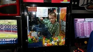preview picture of video 'Kid Climbs into Crane Game 2015'