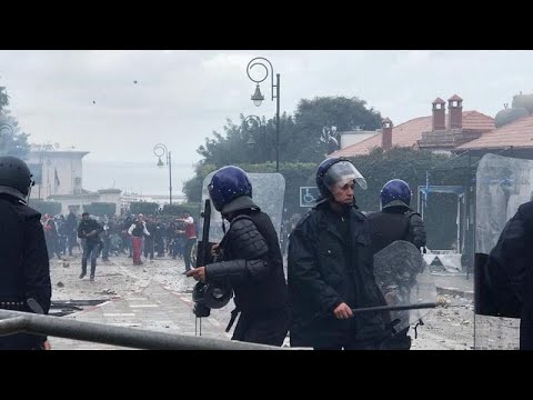 مراسلة يورونيوز الشرطة الجزائرية تطلق الغاز المسيل للدموع على المتظاهرين…