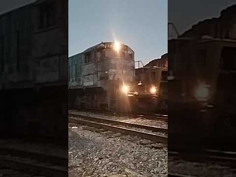 Trem vazio cruzando pátio de perdões - MG