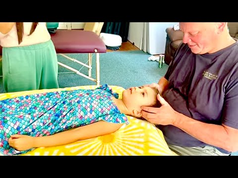How to massage children. Naturopath Brandon Raynor massaging his 6 year old daughter. ▶17:07 ▶17:07