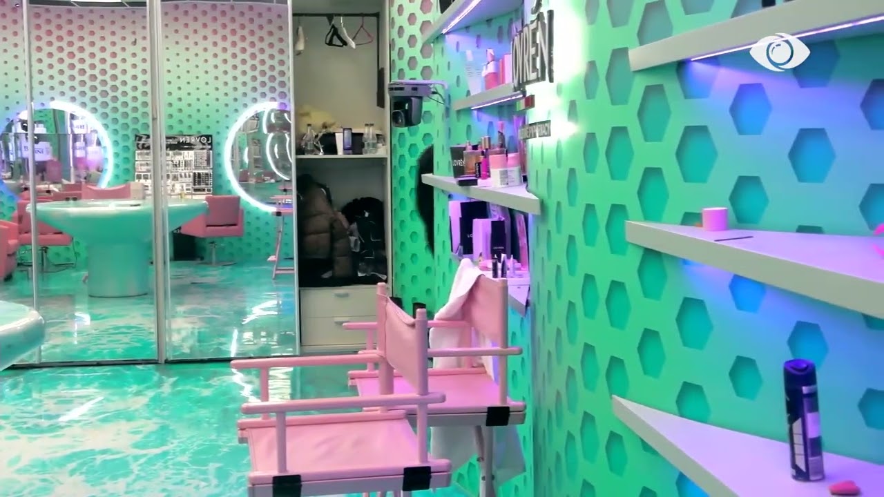 Brikena qëndron e përlotur e vetme, në dhomën e grimit pas mesazhit zanor