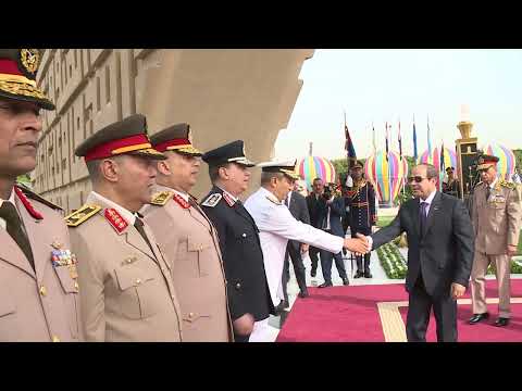 الرئيس عبد الفتاح السيسى يضع إكليل من الزهور على النصب التذكارى للجندى المجهول فى ذكرى تحرير سيناء